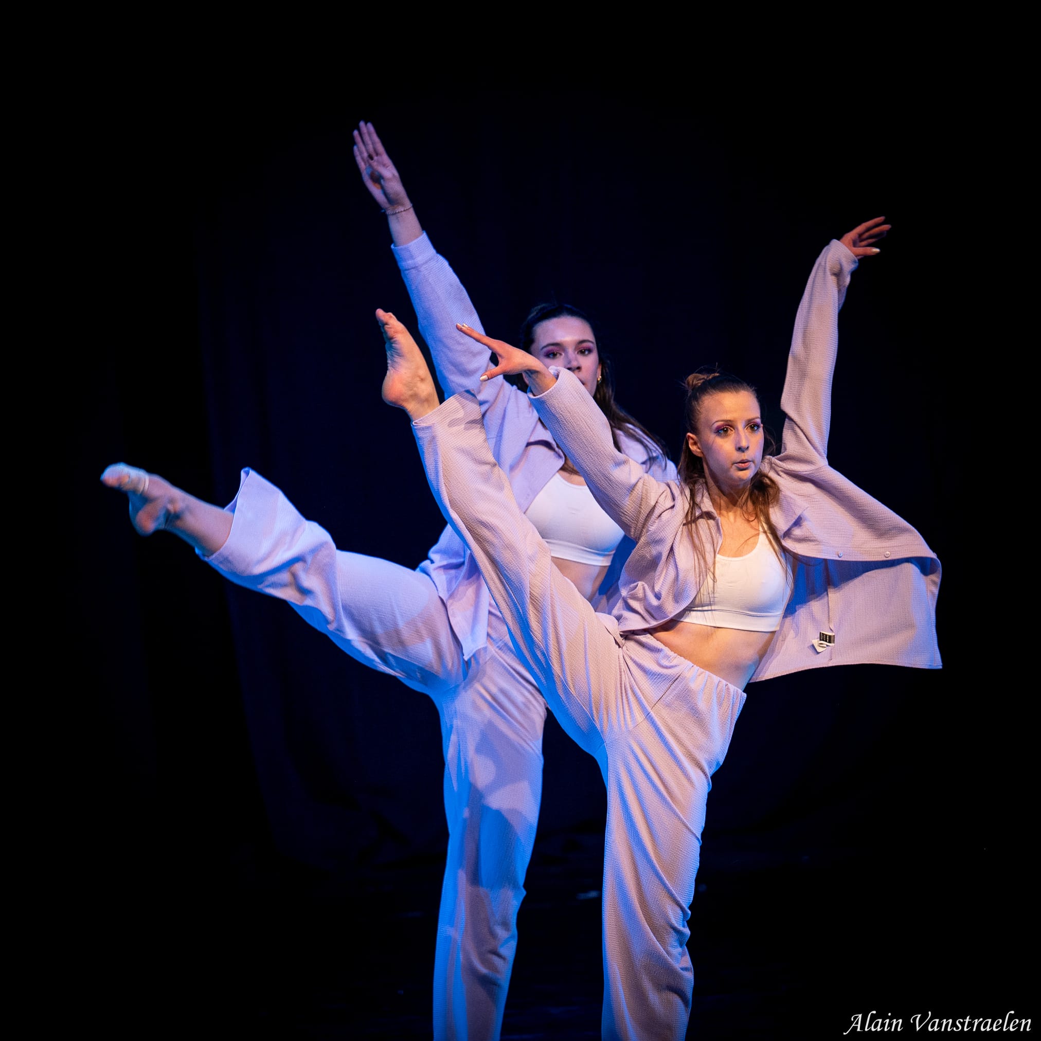 Deux danseuses en beige, jambe levée à la verticale, l'une derrière l'autre